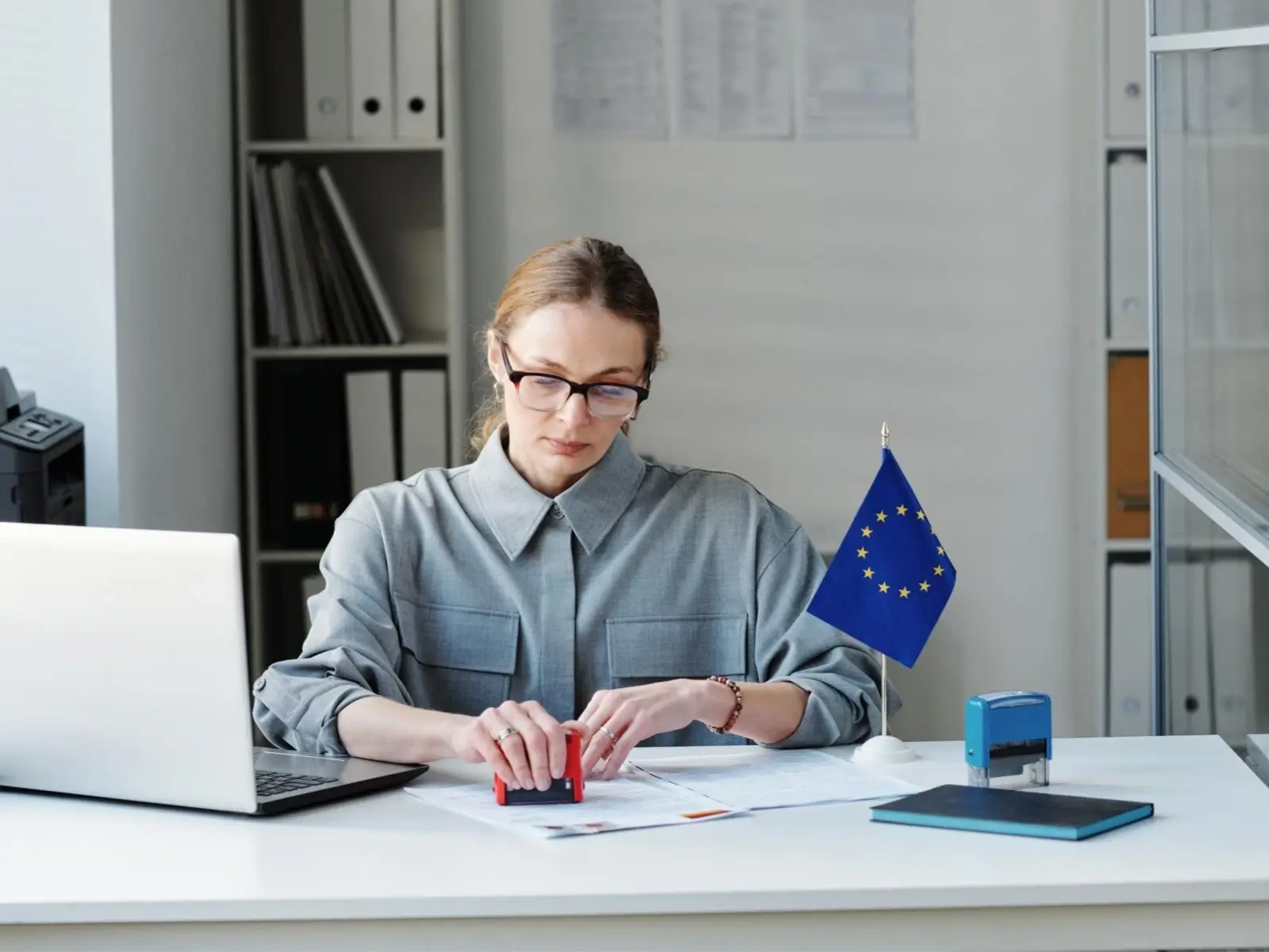 Kompletny przewodnik: Jak zdobyć EU Blue Card i rozpocząć życie w Polsce